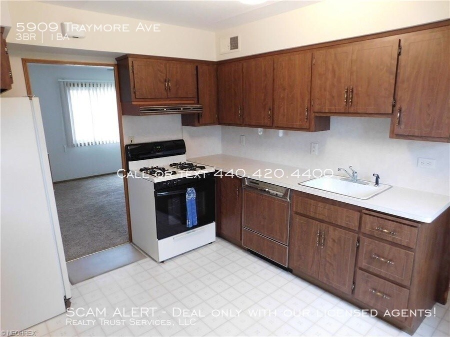 Building Photo - 5909 Traymore Ave