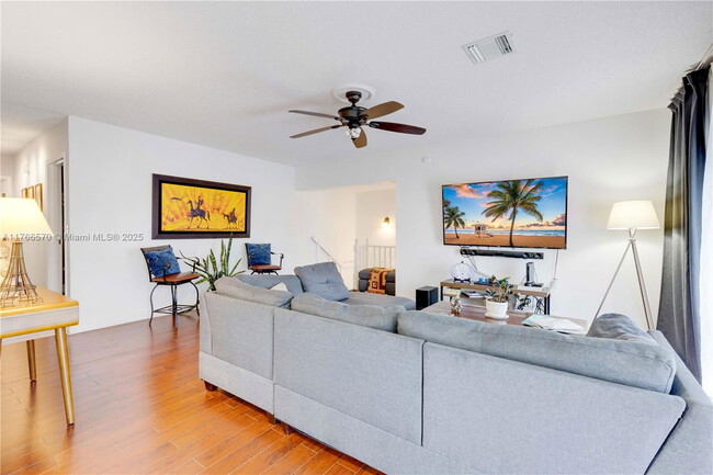 Foto del edificio - 8390 N Missionwood Cir