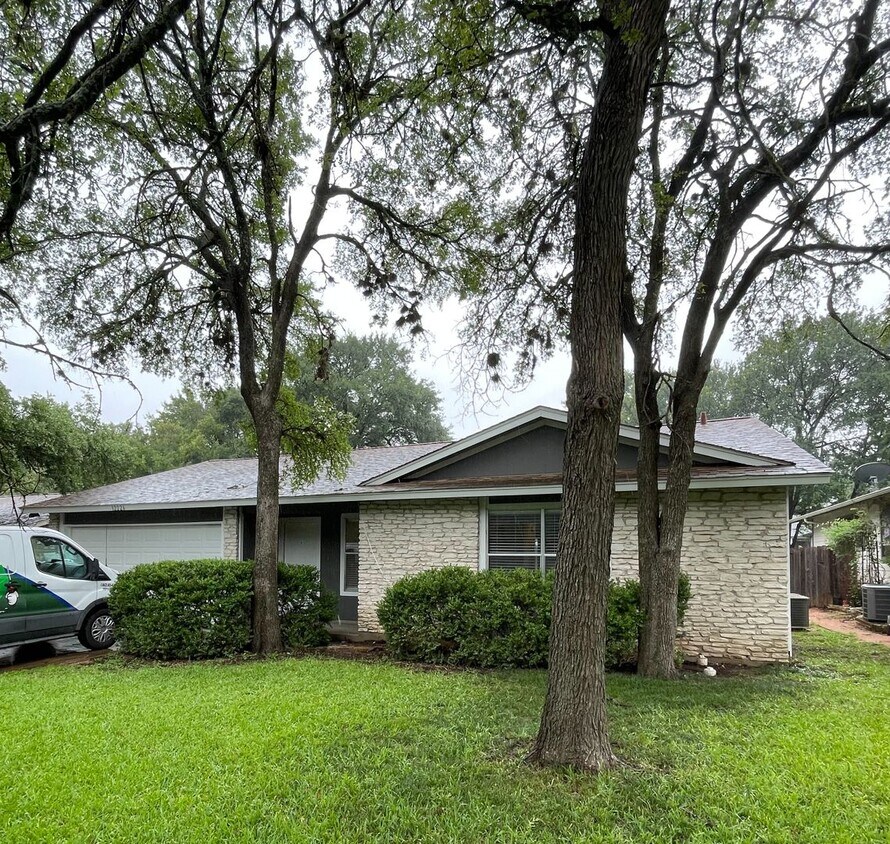 Primary Photo - Pet Friendly 3/2 on Shady Fenced Lot w/ Fi...