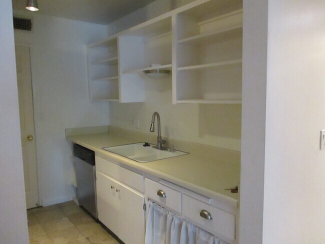 Foto del edificio - 15344 Weddington St