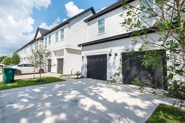 Building Photo - 3253 Real St