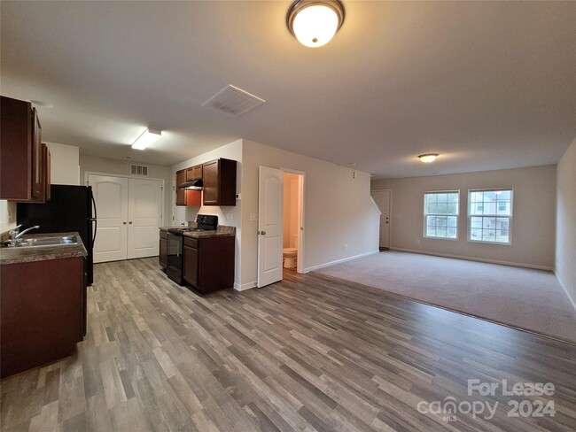 Building Photo - 2121 Pinnacle View Dr
