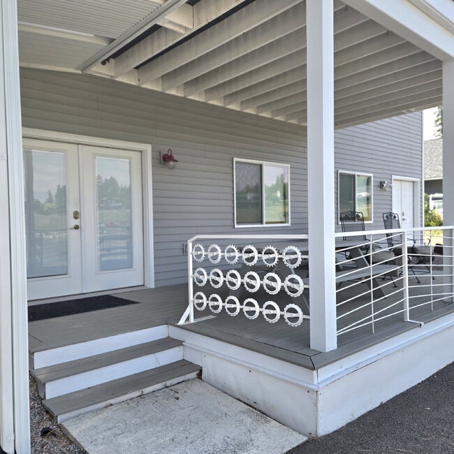 Building Photo - Flathead Lake- 2 bed, 1 bath, 2 car garage