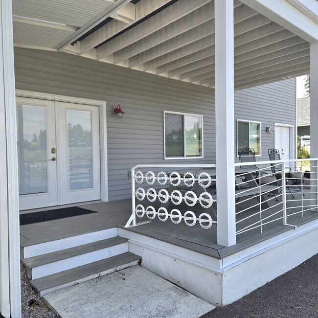 Foto del edificio - Flathead Lake- 2 bed, 1 bath, 2 car garage