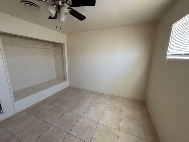 Building Photo - Spacious 4 bedroom, 2 bathroom home locate...