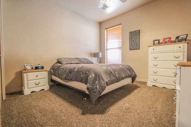 Foto del edificio - Plenty of space with this 4 Bedroom, 2 Bat...