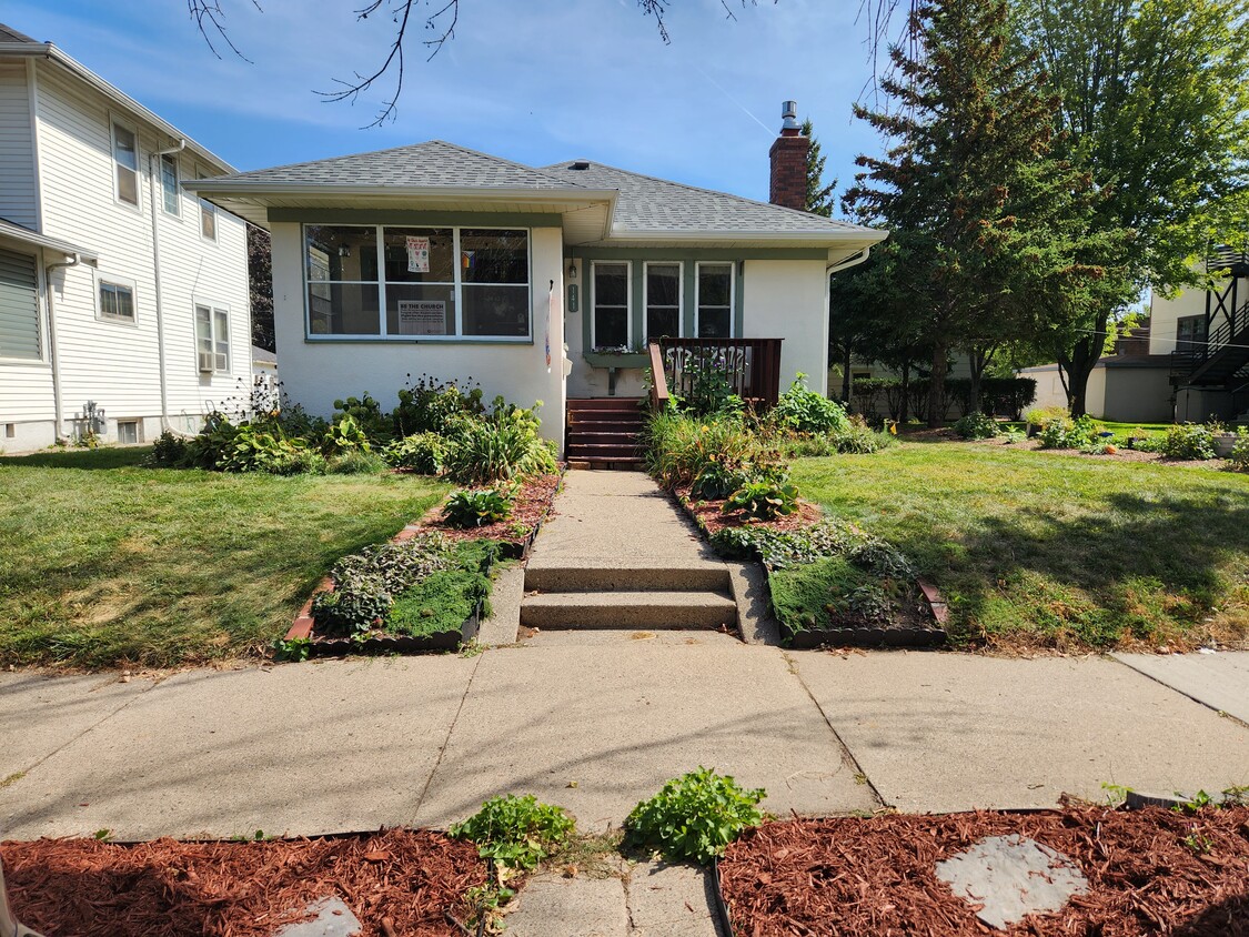 Primary Photo - 141 8th Ave S