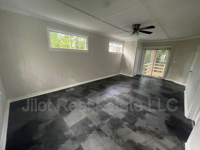 Building Photo - 1252 Merry Ln NE