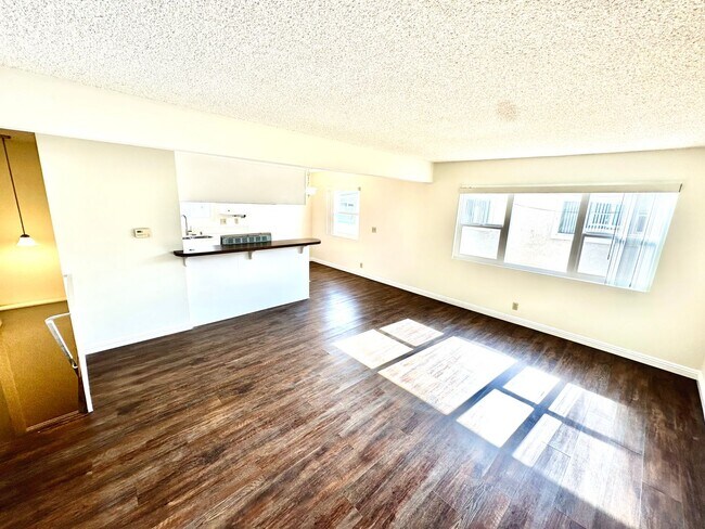 Foto del edificio - SFH in PRIME Manhattan Beach Location with Den/Game Rm+Laundry in Attached Garage!