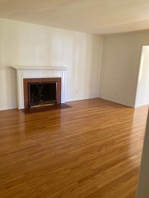 lv rm fireplace - 4912 Van Noord Ave