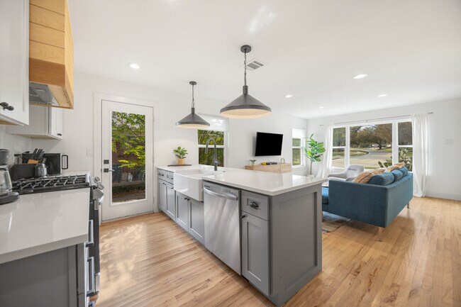 Foto del edificio - 6571 Ascot Ln