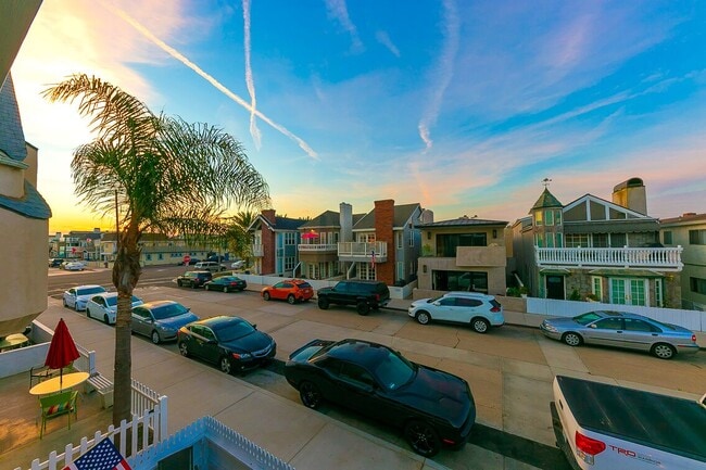 Building Photo - 208 30th St