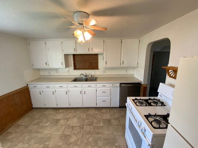 Foto del edificio - Cozy 4-Bedroom, 2-Bath Home Near CMU!