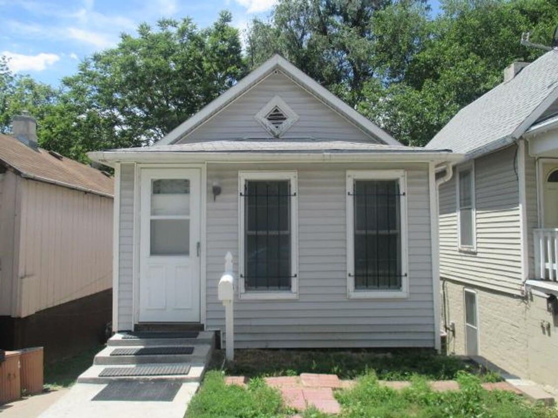 Cute South Omaha 2 bed, 1 bath beauty for only $1,250! COMING SOON! - Cute South Omaha 2 bed, 1 bath beauty for only $1,250! COMING SOON!