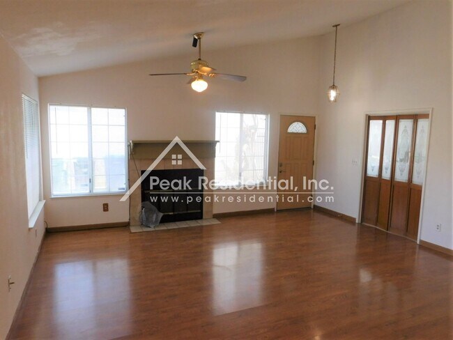 Foto del edificio - Nice 3bd/2ba House with 2 Car Garage near ...