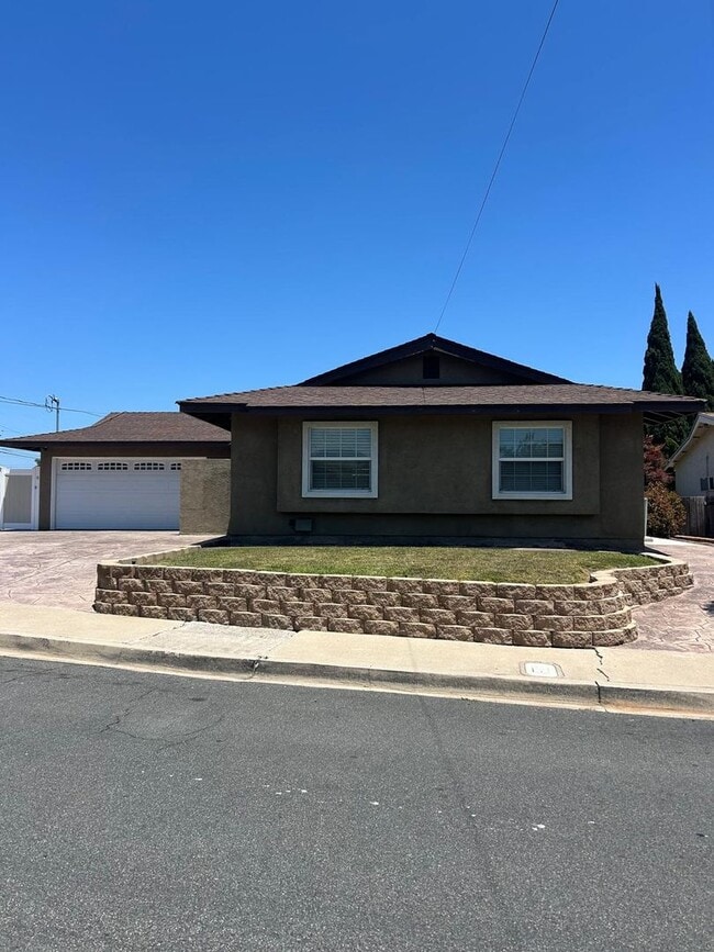 Building Photo - Beautiful and Spacious 3 Bedroom, 2 Bath Home!