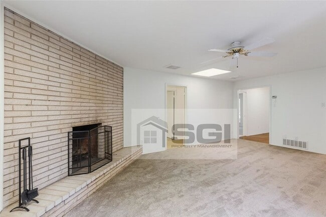 Building Photo - Great Side by Side Duplex