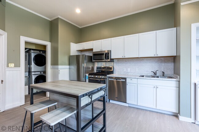 Building Photo - Grand Scale 3 Beds x2 Baths Flat in Lower ...