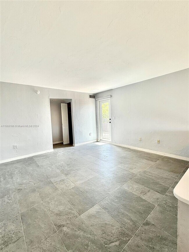 Foto del edificio - 6890 N Kendall Dr