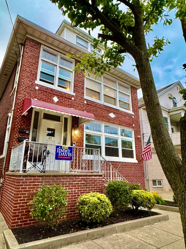 Front - 43 W 41st St