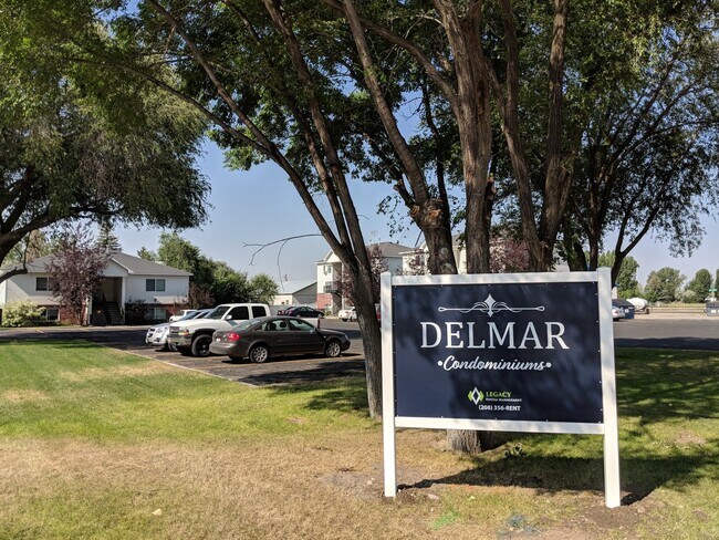 Foto del edificio - 2 Bed 1 Bath Delmar Condo in Sugar City!