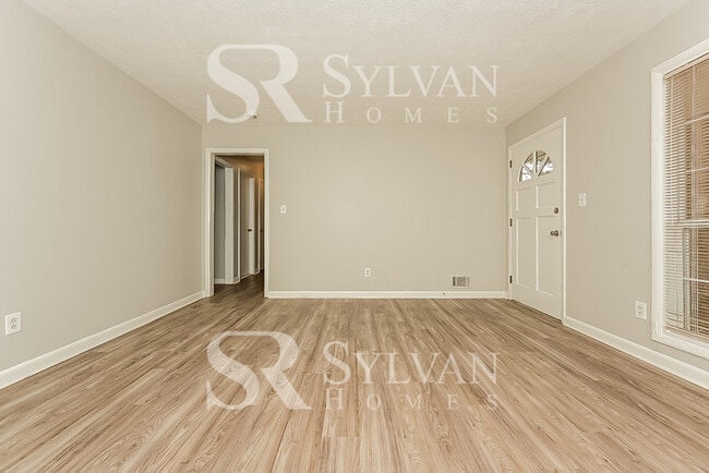 Building Photo - Welcome home to this 3 bedroom, 2 bathroom home