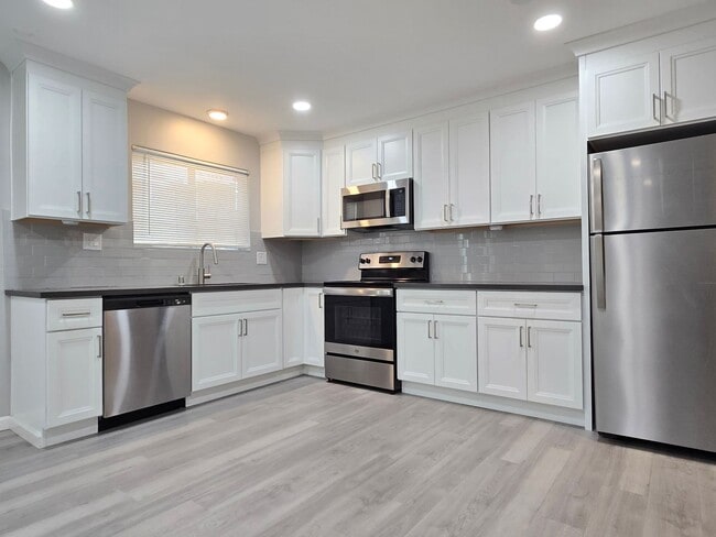 Building Photo - 3756-3762 Poinciana Dr