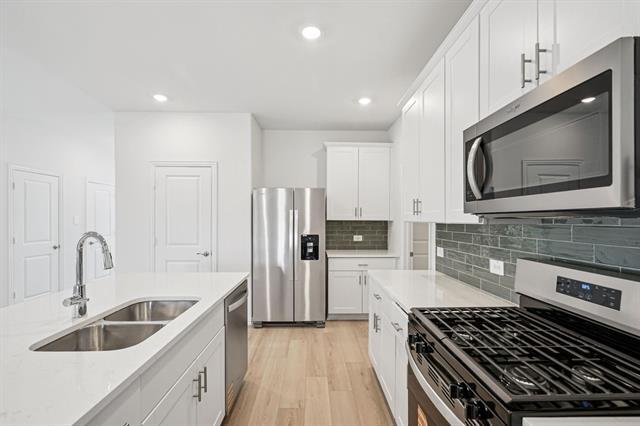 Building Photo - 806 Leavenworth Dr