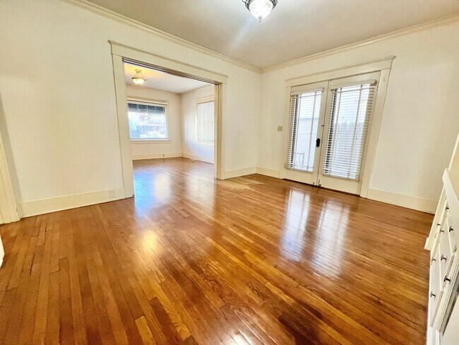 Foto del edificio - MOVE IN SPECIAL - Lower Level 1 Bedroom with Den/Office in Alamitos Beach Apartment