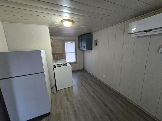 Building Photo - 501 E Main St