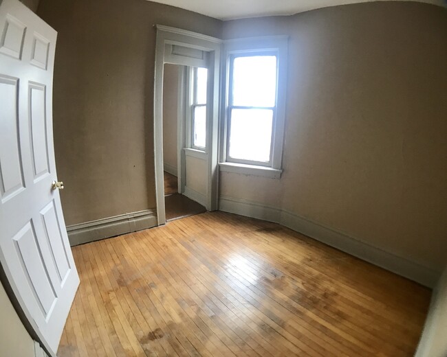 Building Photo - Amazing 4bdrm Upper Unit in Milwaukee