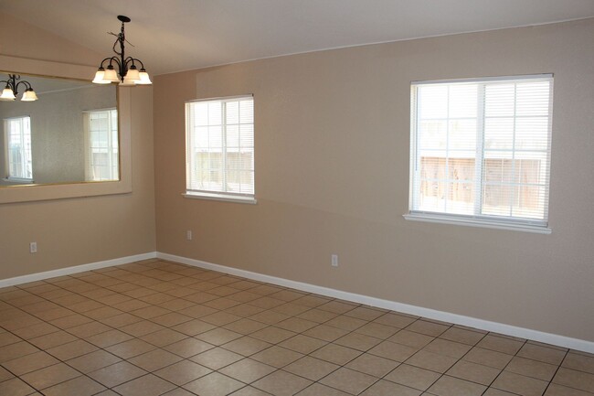 Building Photo - Back On The Renal Market Cozy 3 Bedroom Ho...