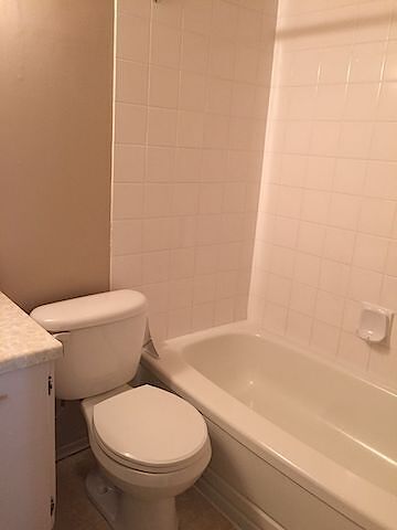 Photo du bâtiment - Cozy 1-Bedroom Apartment – Great Location & All Utilities Included