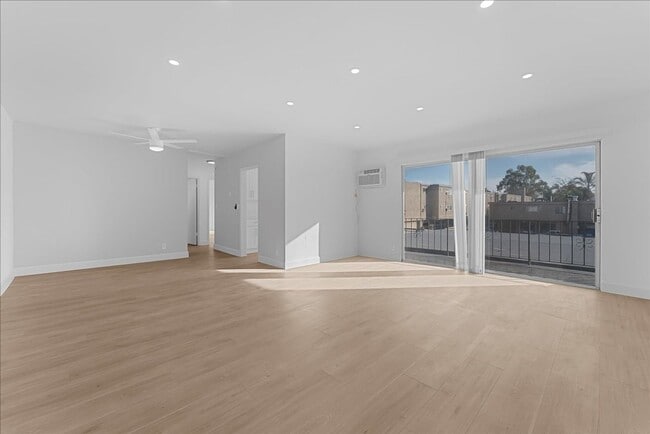 Foto del edificio - 21722 Roscoe Blvd