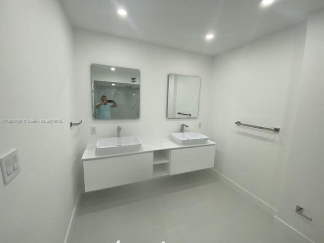 Building Photo - 2 bedroom in Sunny Isles Beach FL 33160