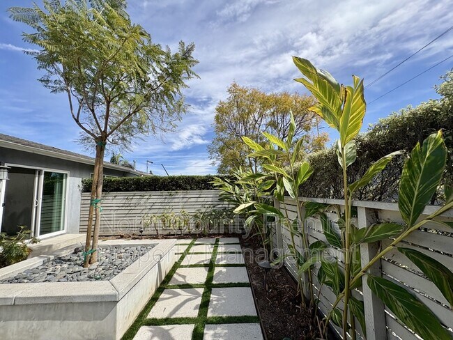 Foto del edificio - 2243 Garnet Ave