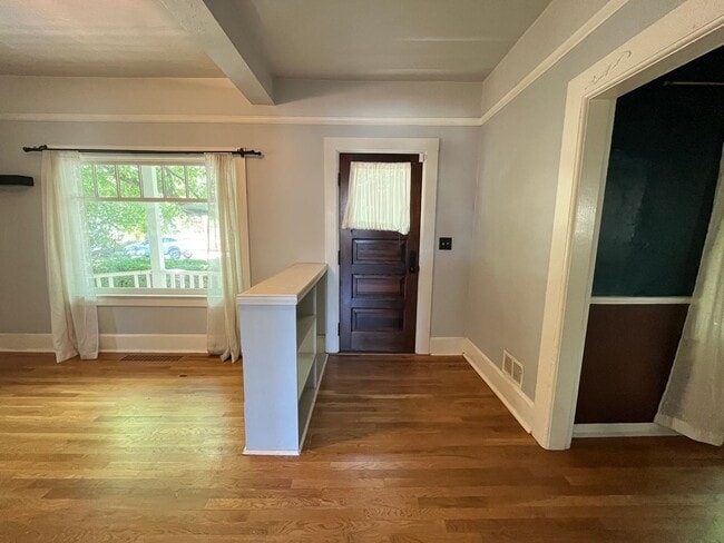 Building Photo - Historic Farmhouse 3 Bed 1 Bath + Bonus Ro...