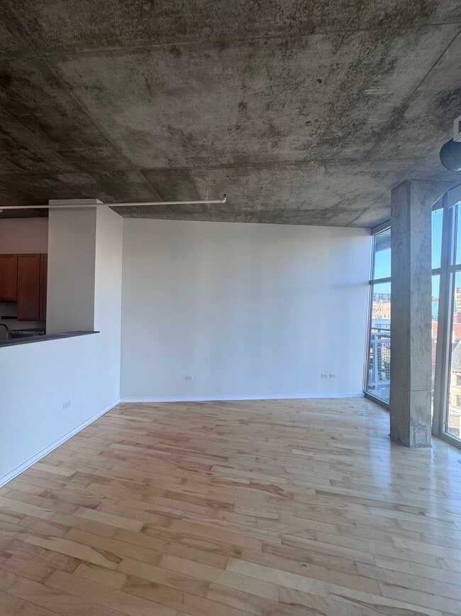 Foto del edificio - Luxury Living by the Lake | 2BR/2BA Condo ...