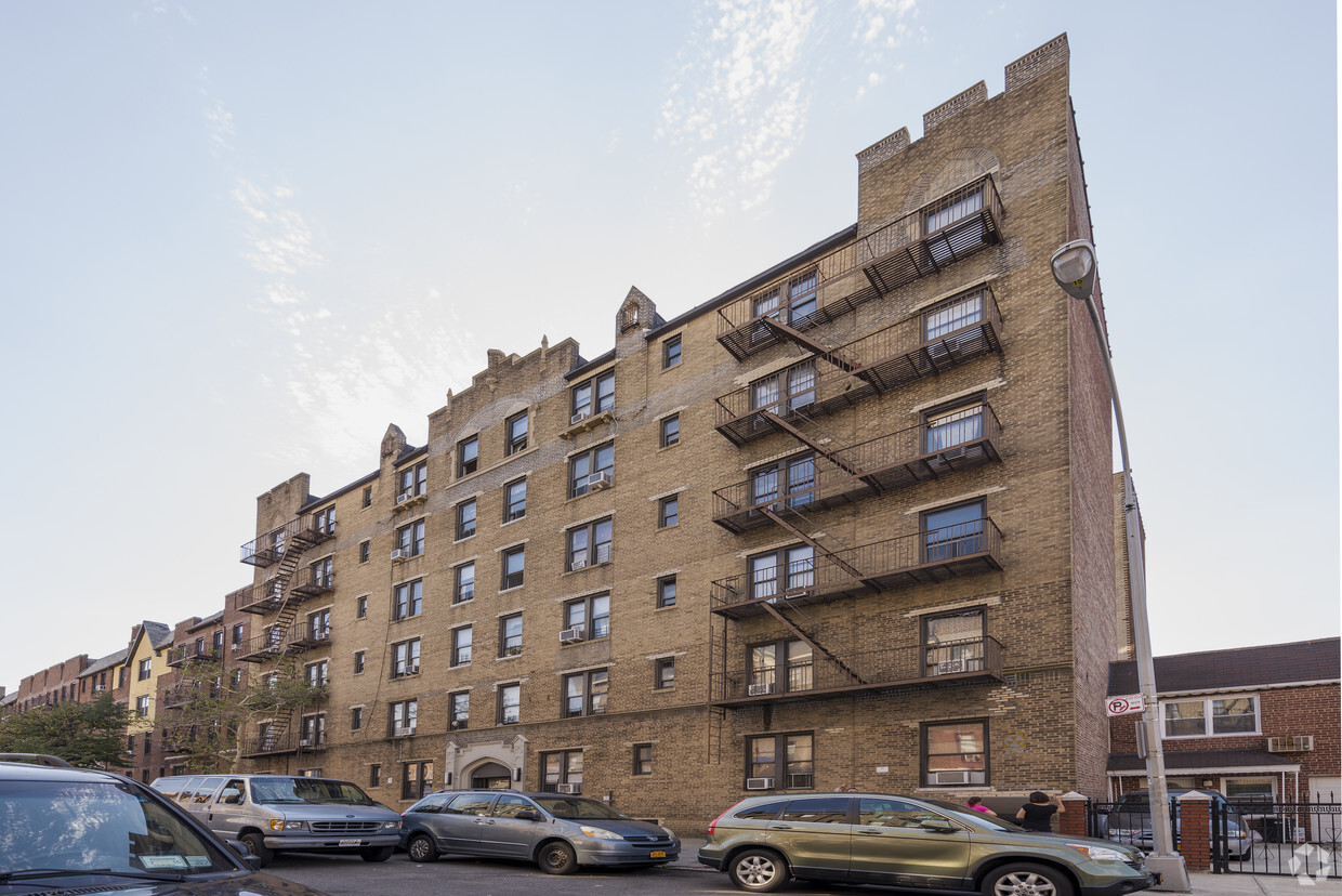 Foto principal - 3230 93rd St