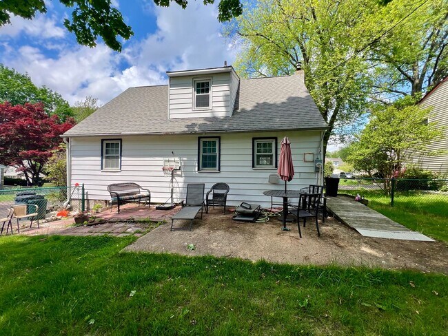 Building Photo - Stunning 3-Bedroom Home with Finished Base...