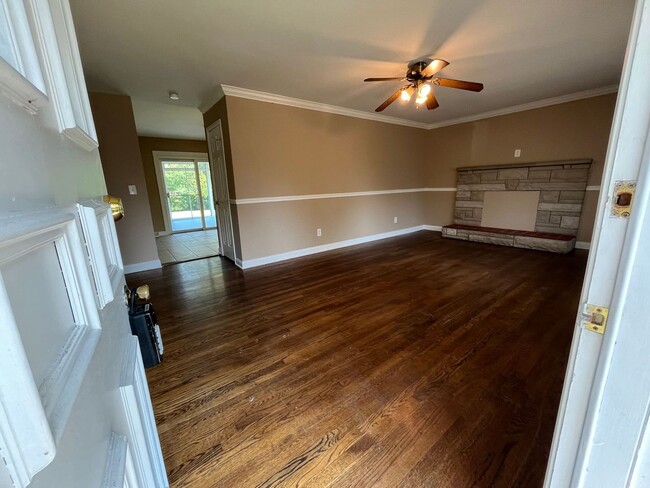 Building Photo - 578 Grandin Ave