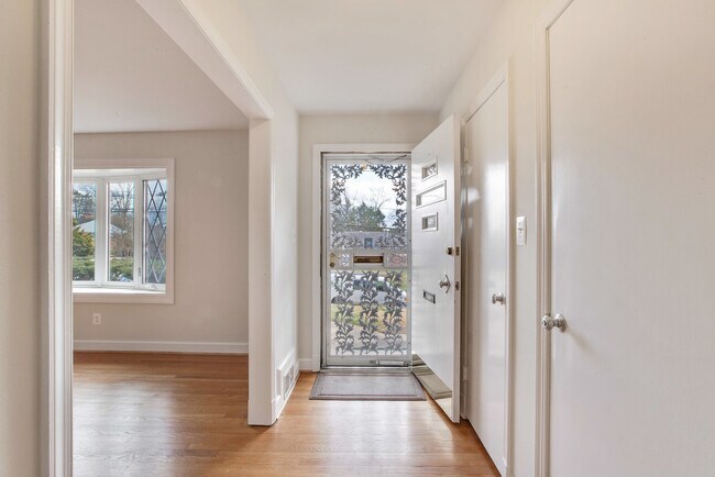 Foto del edificio - 404 Burnt Mills Ave