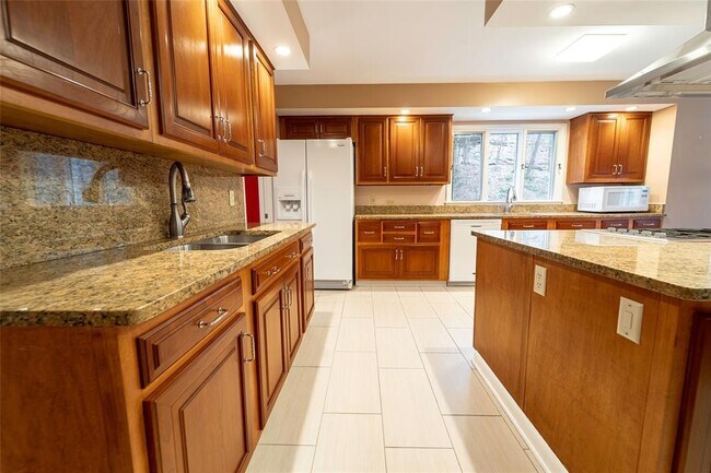 Building Photo - 1337 Hillside Dr