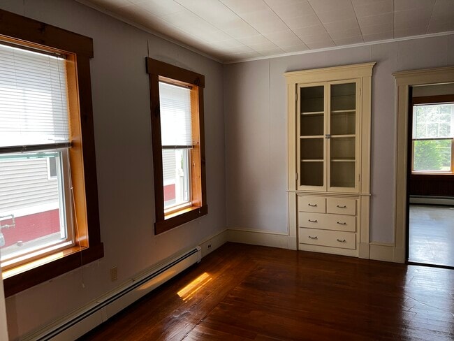 Building Photo - 19 Maple St