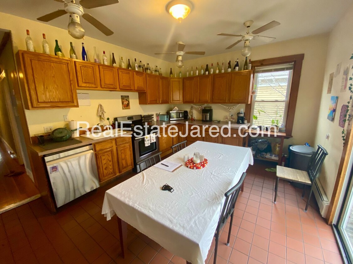 Primary Photo - Spacious Apartment Laundry in Unit , XL OU...