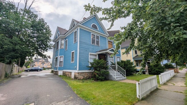 Building Photo - 721 S Rose St