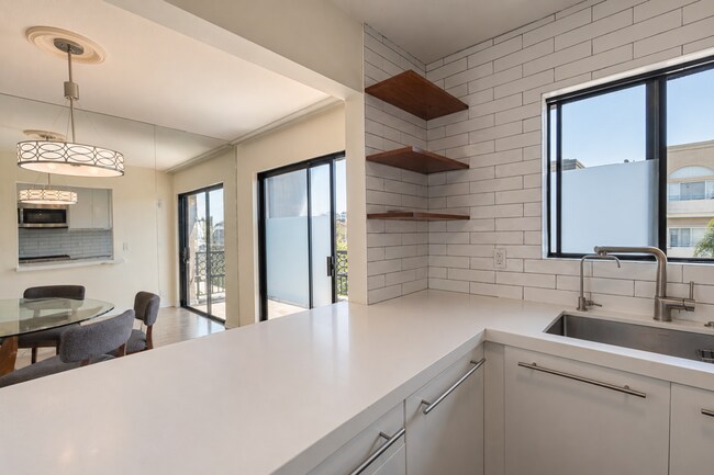 Foto del edificio - West Hollywood 1-Bedroom with Private Balcony, Rooftop Pool & City Views