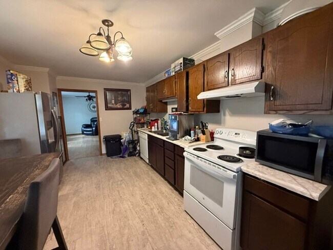 Foto del edificio - Beautiful 3-Bedroom Home with Hardwood Floors, Fenced Yard & Detached Garage