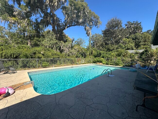 Piscina - 1536 NW 7th Ave