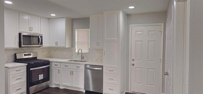 Building Photo - 9406 Chesterfield Dr